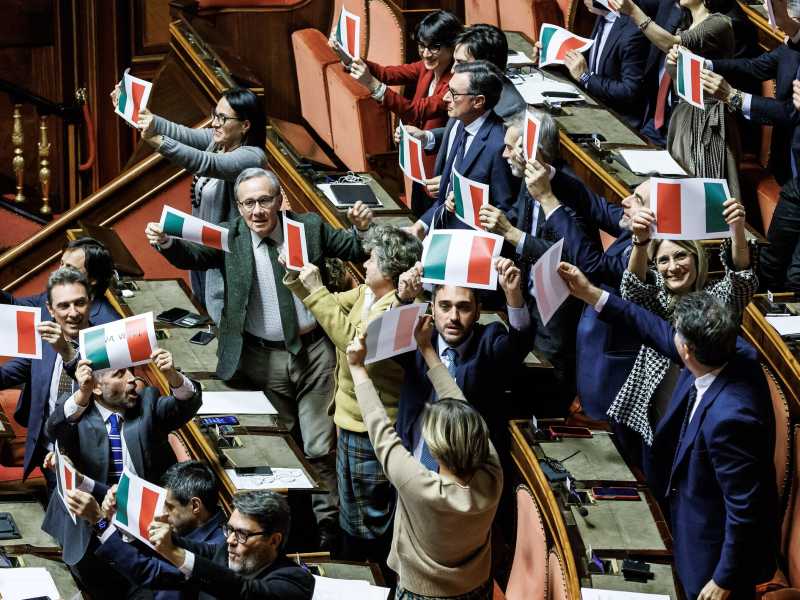 Il Senato approva il ddl sull'Autonomia. Dai banchi del Pd parte l'Inno di Mameli