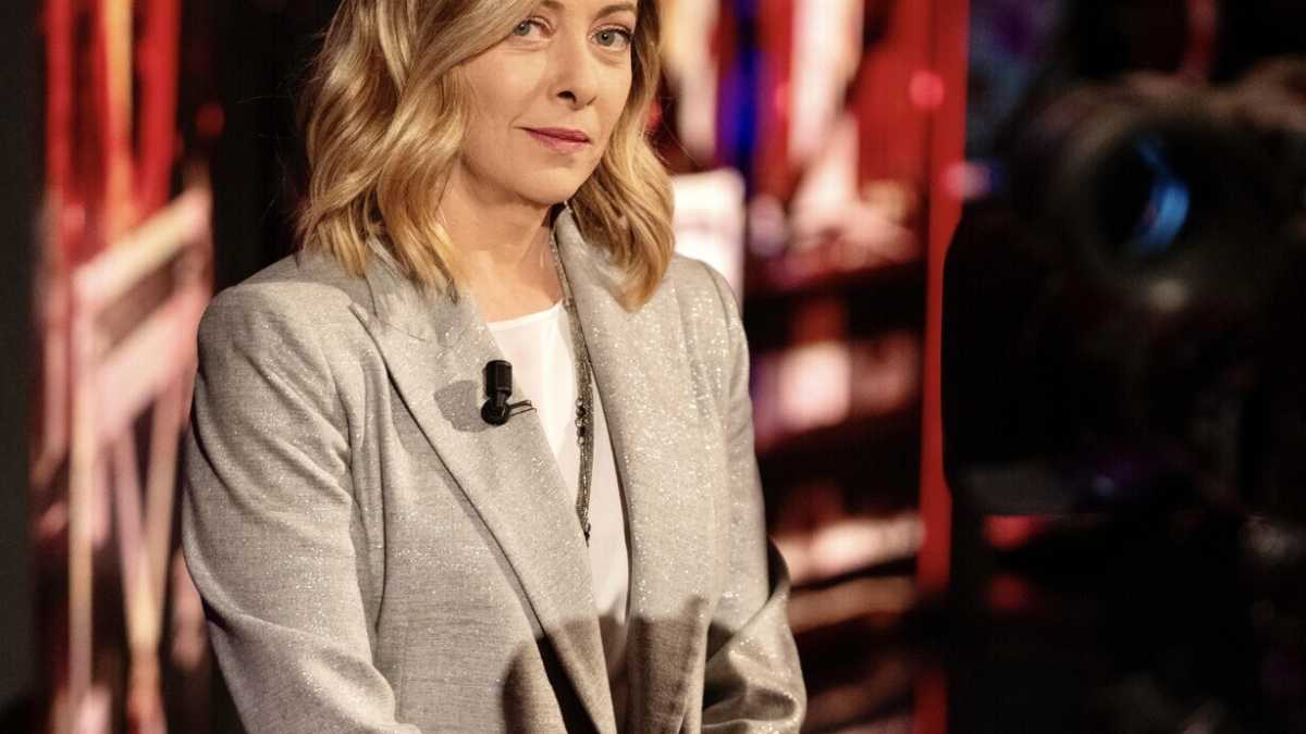 Immagine di Meloni vs Stellantis. La tattica elettorale della premier