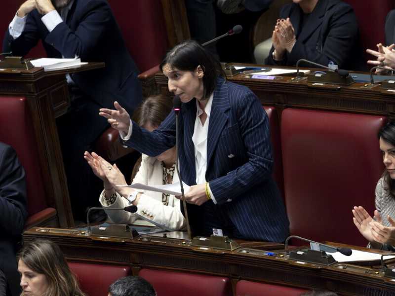 L'avviso di Meloni a Stellantis, Schlein supera Conte: istantanee dalla Camera