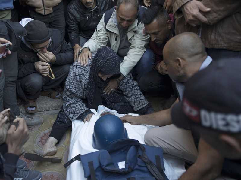  Una donna che piange un giornalista ucciso a Gaza - foto Ansa