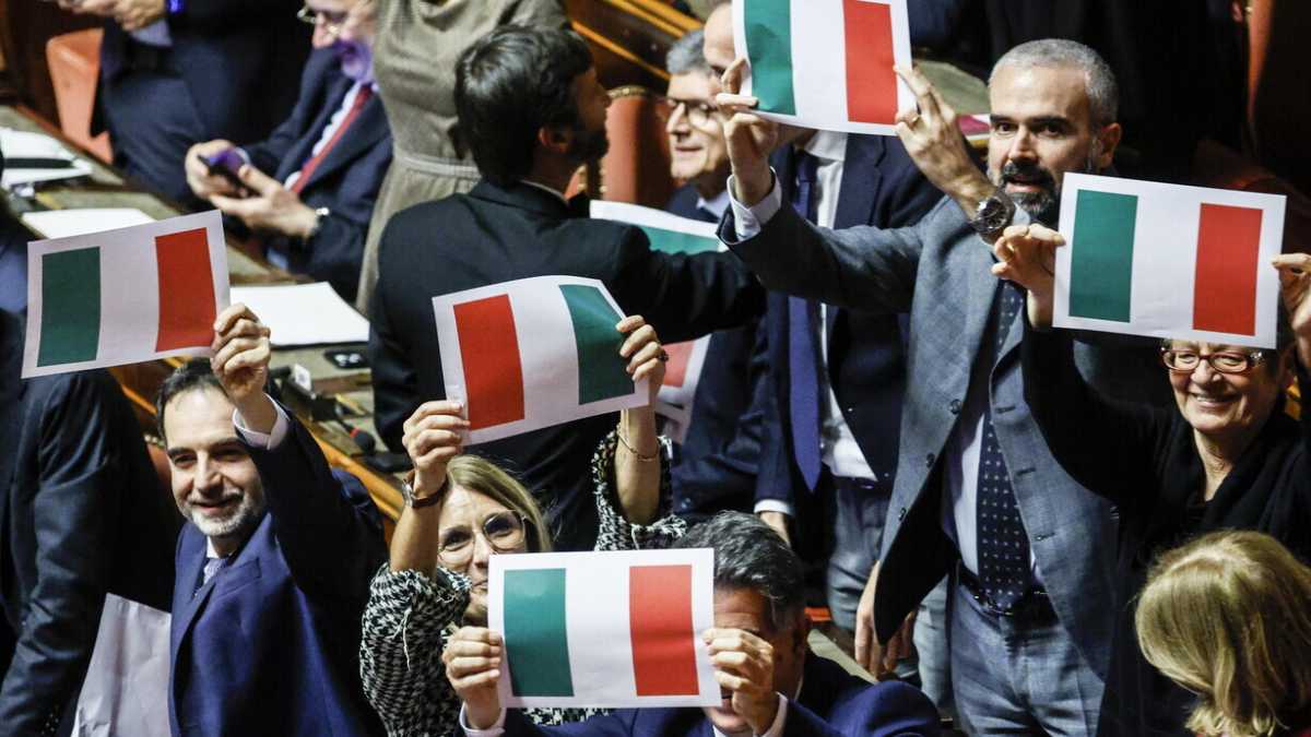 Immagine di Sinistra e destra intonano l'inno. Scontro sulla memoria di Mameli
