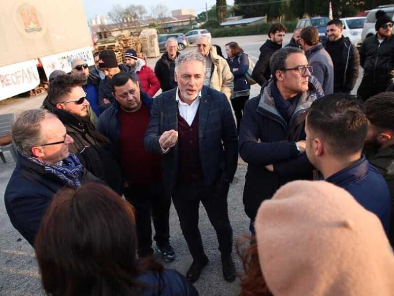 Al centro, il neo assessore Sergio Cardinali (Foto dal profilo FB)