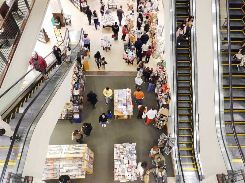 Acquirenti in un centro commerciale a Glendale, California (Foto di Mario Tama/Getty Images)&nbsp;<br />