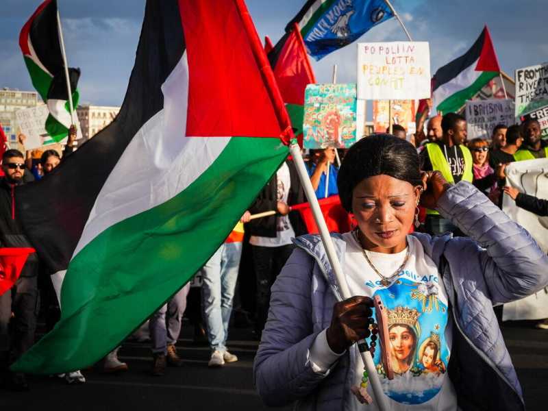 Rinviato il corteo pro-Palestina a Roma. Ma gli organizzatori si spaccano: "Sfideremo i divieti"