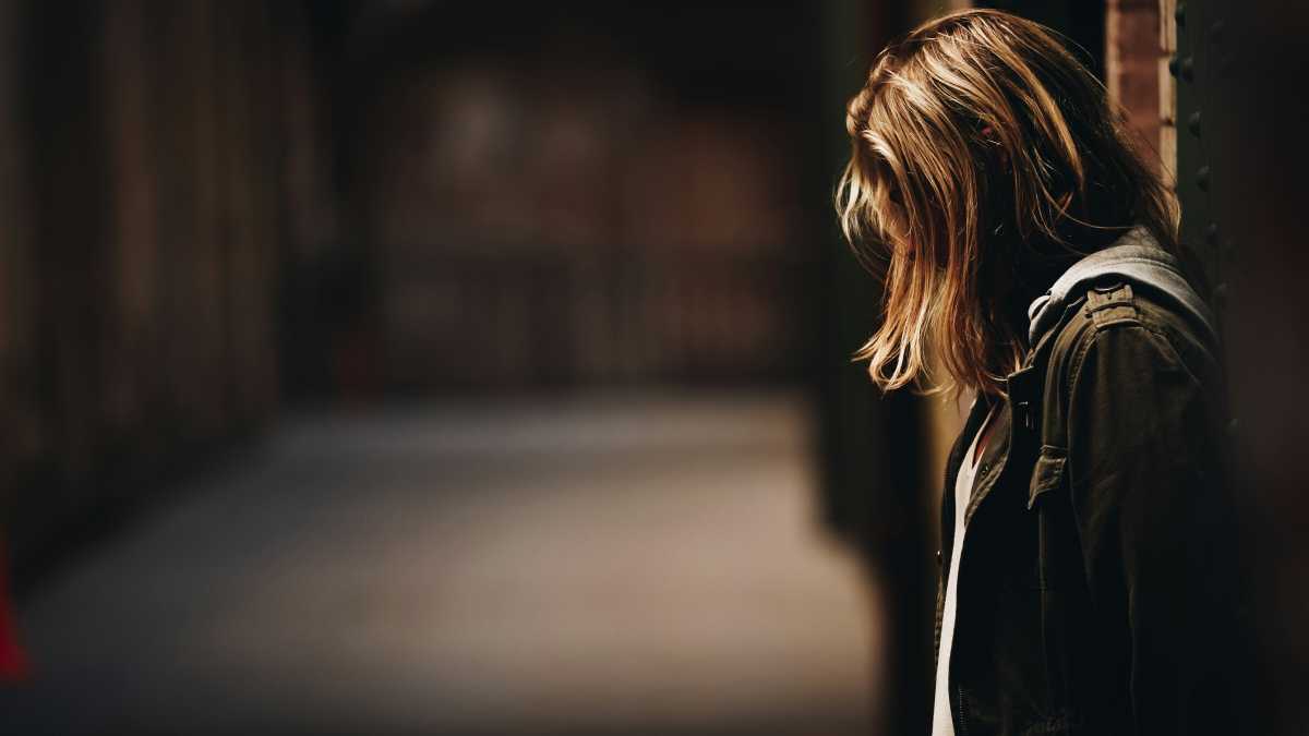 Immagine di Teoria della ragazza triste, che contiene un uomo che guarda una donna