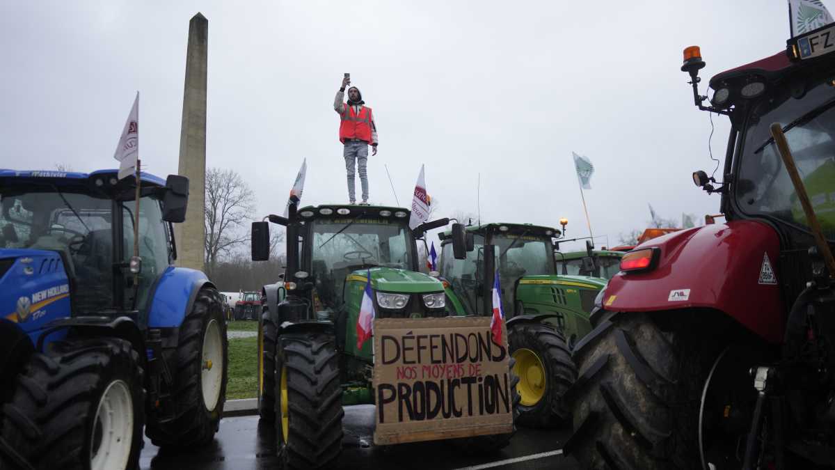 Immagine di “Dietro le proteste dei contadini francesi c’è la fine di un mondo”. Intervista a Onfray
