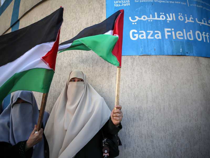 Protesta all'ingresso della sede dell'Unrwa a Gaza City il 7 agosto 2023 (Foto di Majdi Fathi/NurPhoto via Getty Images)&nbsp;<br />