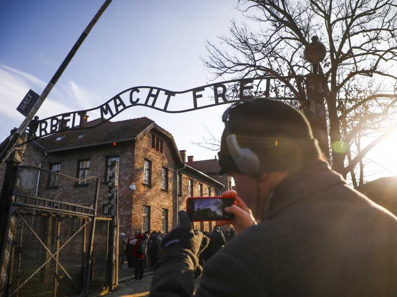 Il cancello d'ingresso di Auschwitz con la scritta Arbeit Macht Frei (Foto di Beata Zawrzel/NurPhoto via Getty Images)&nbsp;<br />