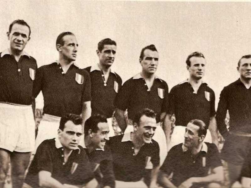 Erbstein (primo a destra) in una foto con i suoi giocatori del Grande Torino&nbsp;<br />