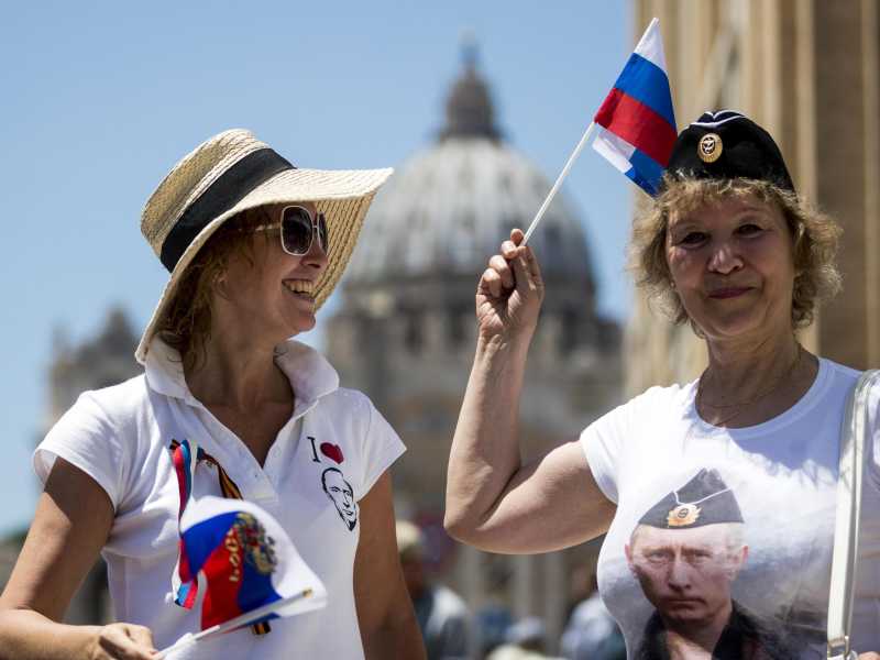 Russi attendono l'arrivo del presidente Putin a San Pietro per l'incontro con Papa Francesco in Vaticano il 4 luglio 2019 (NSA) <br />