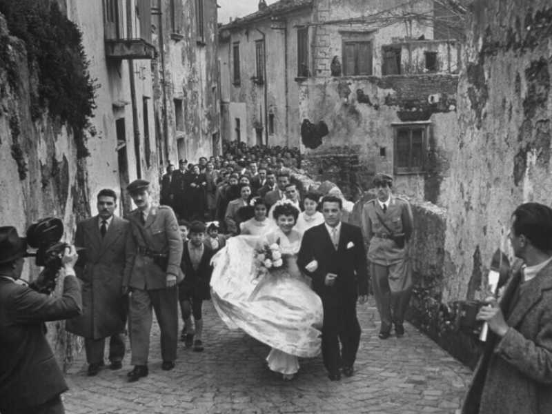 Marzo 1951, zio Gino accompagna la futura signora Fortin (ragazza italiana che sta per sposare un soldato americano) al suo matrimonio (David Lees/Getty)&nbsp;<br />