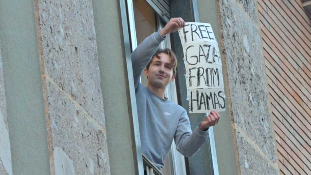Immagine di “Free Gaza from Hamas”. Un cartello manda in tilt le piazze filo palestinesi