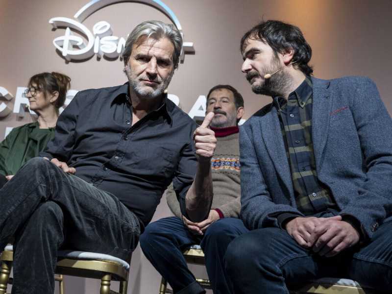Alberto Sanjuan e Aitor Arregi durante la presentazione della nuova serie di Disney+ Cristobal Balenciaga (Foto Ansa)&nbsp;<br />