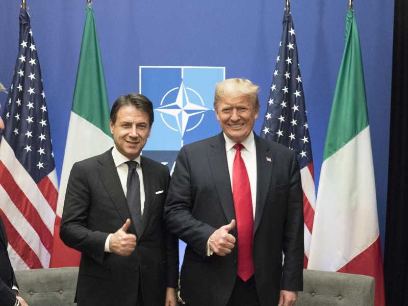 L'amletismo calcolato di Conte su Trump serve solo a rosolare il Pd