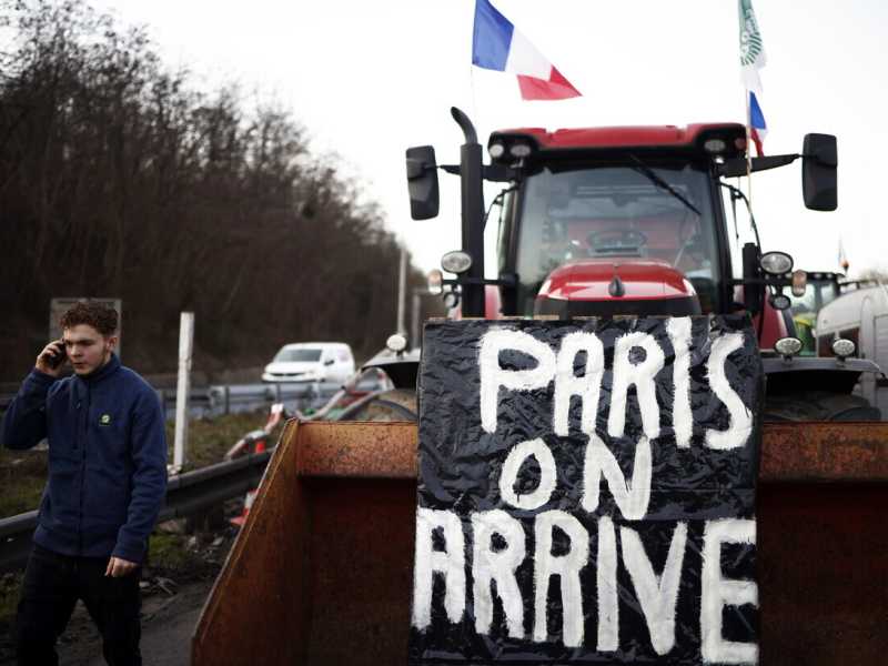  "Parigi stiamo arrivando", un trattore che blocca l'autostrada in Francia - foto Ansa