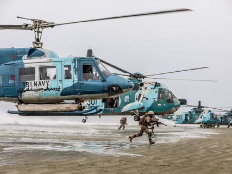  Militari iraniani durante un’esercitazione militare a Jask, a sud dello Stretto di Hormuz nel 2022 (foto Iranian Army /Anadolu Agency via Getty Images)