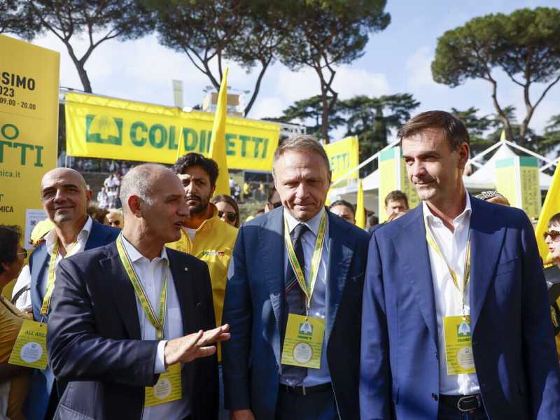 Lollobrigida e il via libera a chi va a comandare col trattore in tangenziale
