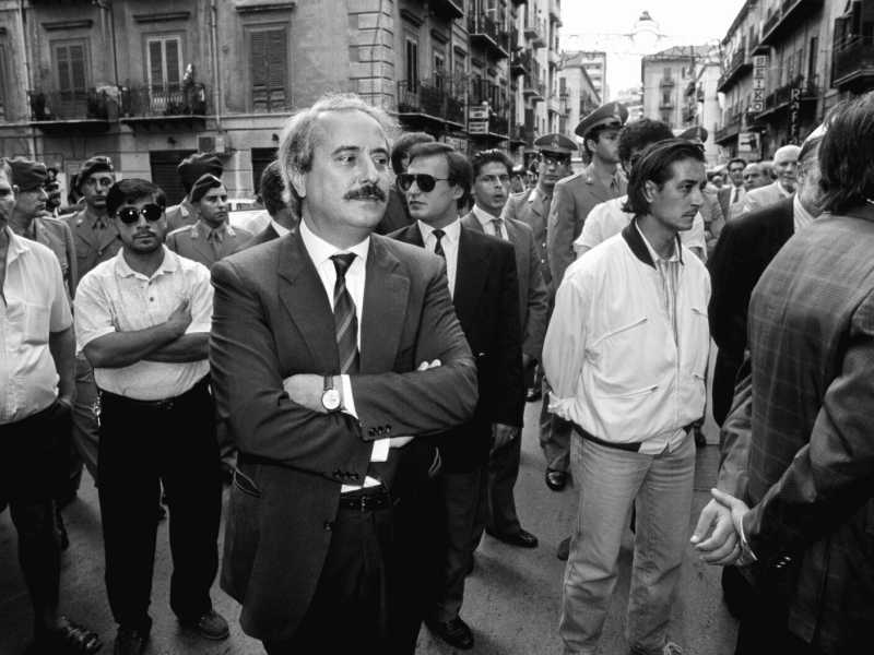 Giovanni Falcone alla commemorazione per l’omicidio Dalla Chiesa (settembre 1991), foto di Tony Gentile (dal libro fotografico “La guerra”, editore Postcart)