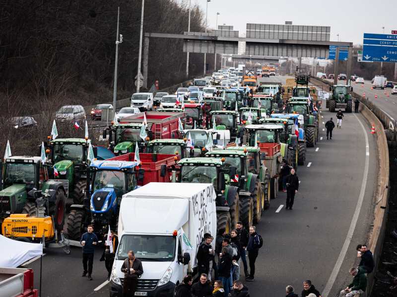 Trattori bloccano l'autostrada A15 alla periferia di Parig (Foto di Telmo Pinto via Getty Images) <br />