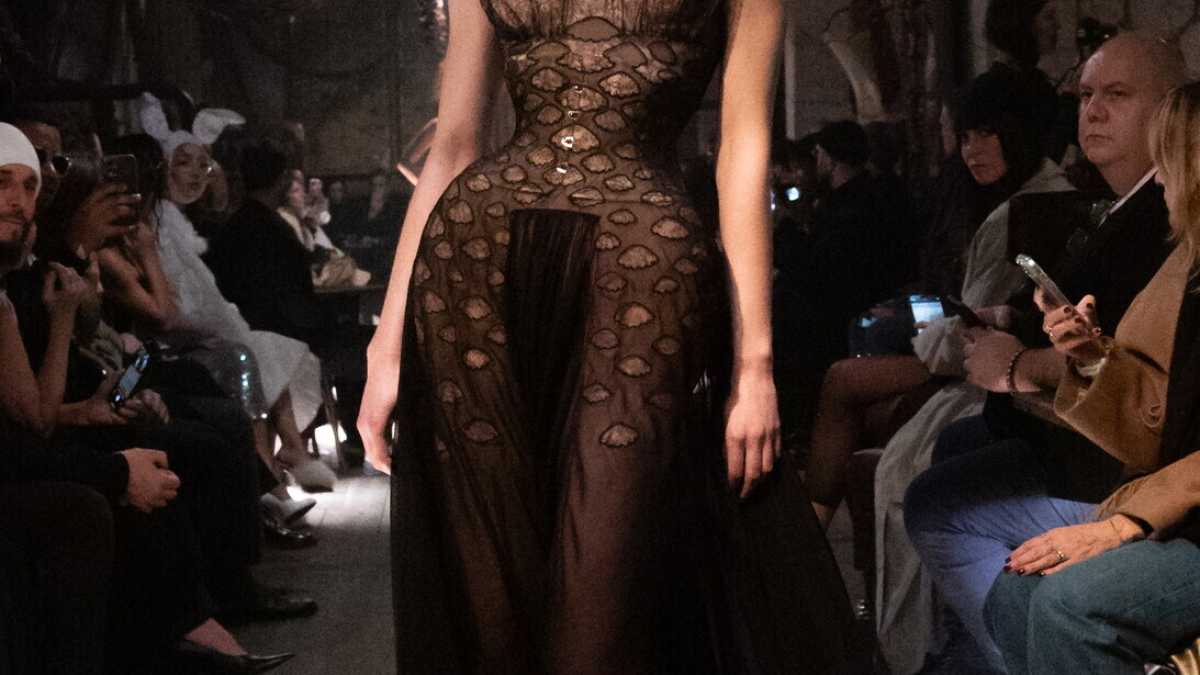 Immagine di Automatismi pericolosi: la politica e la moda nell'era della seduzione digitale