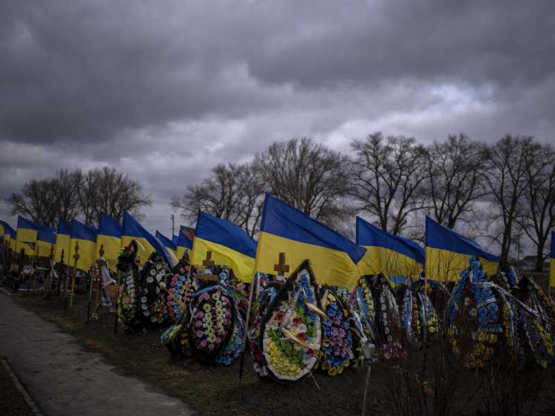 Le bandiere ucraine nel cimitero di Brovary, dove sono sepolti i soldati di Kyiv caduti in guerra/ LaPresse