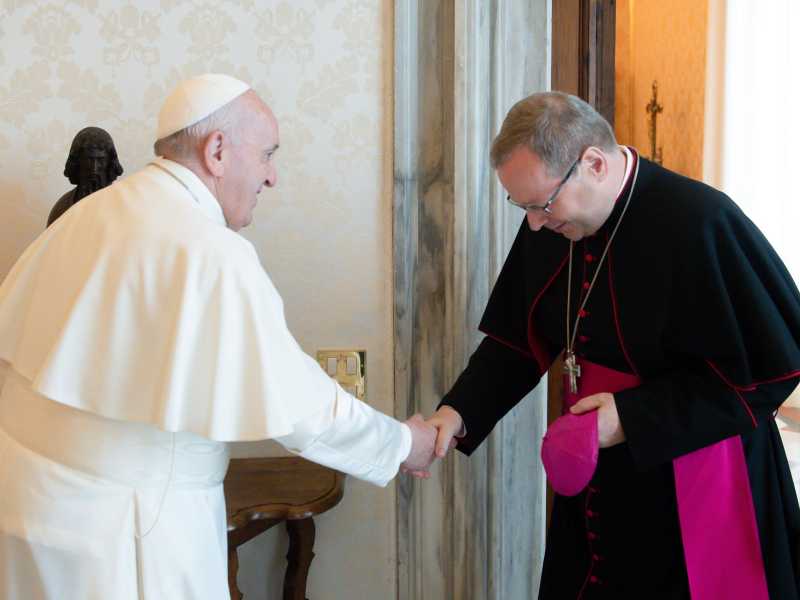 Papa Francesco con il vescovo Georg Bätzing (foto Ansa / Vatican Media Press Office) <br />