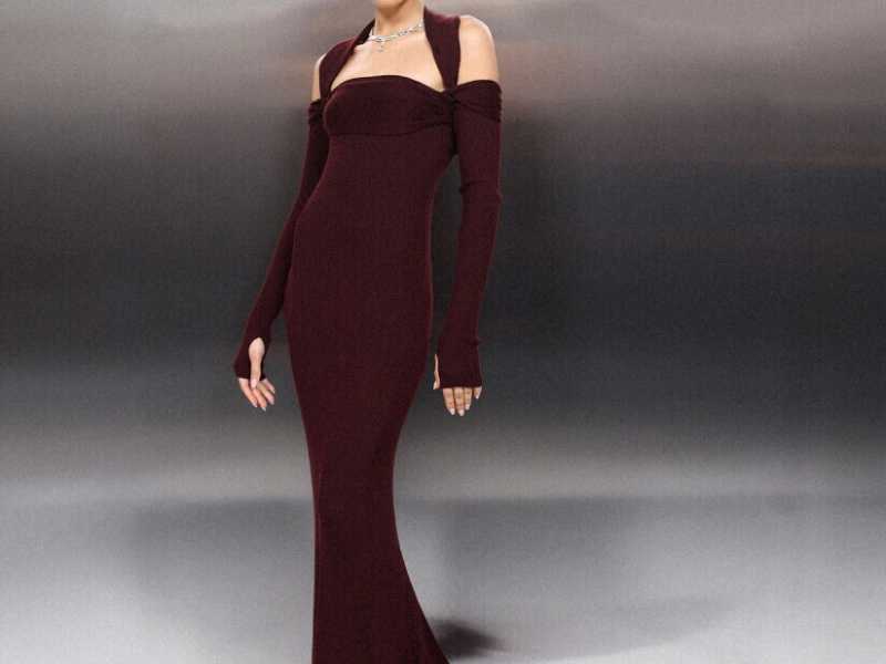 <span style="font-family: Arial, Verdana, sans-serif; font-size: 12px;">Non sentivamo parlare, tantomeno citare, “nuove linee”. L’ha fatto Kim Jones, direttore artistico di Fendi donna (e couture), nella sfilata del 25 gennaio al Palais Brogniart.</span><div><span style="font-family: Arial, Verdana, sans-serif; font-size: 12px;"><br /></span></div>