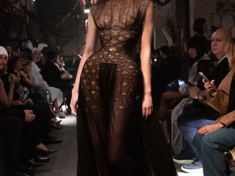 &nbsp;Dopo lunghe stagioni di &ldquo;lusso quieto&rdquo;, torna John Galliano con la nuova, inquieta collezione couture per Margiela Artisanal