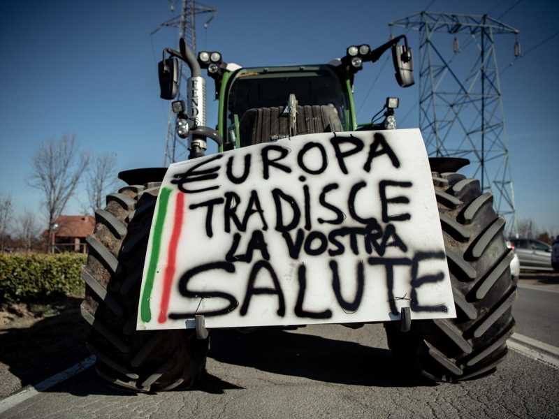 &nbsp;Un trattore in protesta a Brescia - foto LaPresse