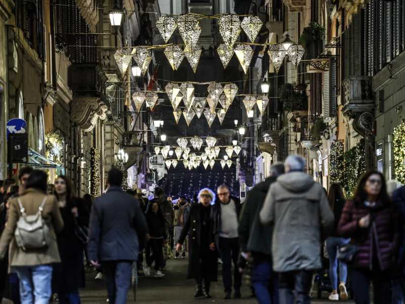  Una via dello shopping in Italia - foto Ansa