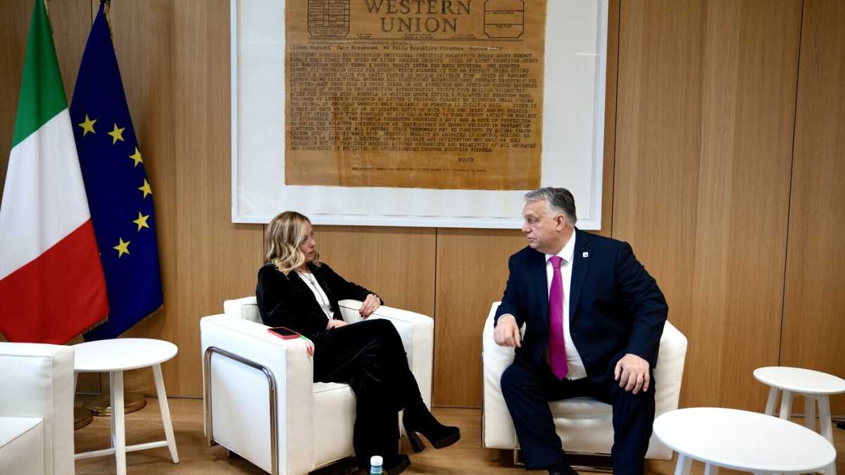 Immagine di Meloni diventa la “domatrice” di Orbán e media in Europa