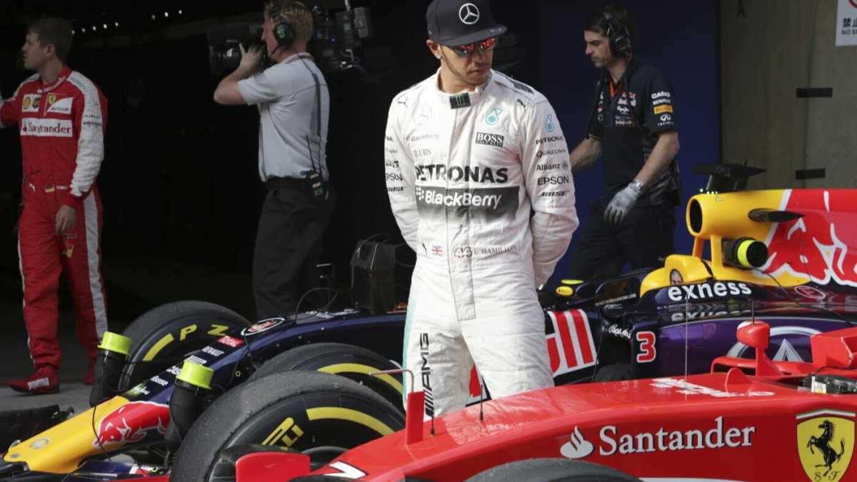 Immagine di Hamilton alla Ferrari: storia di un matrimonio annunciato