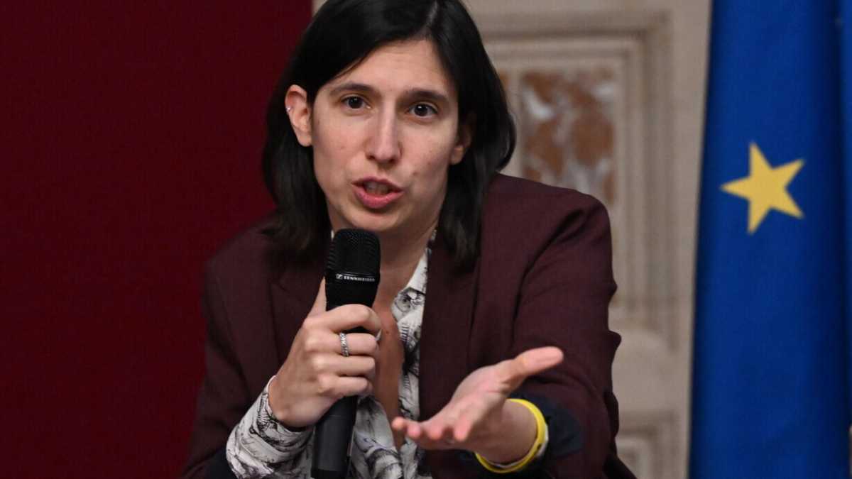 Immagine di Elly Schlein commemora Luigi Berlinguer, tra il sogno e la dura realtà d’opposizione