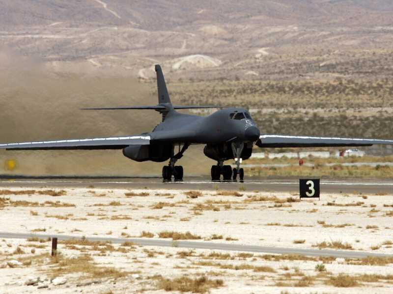 Un bombardiere americano B-1 Rockwell (foto Getty)