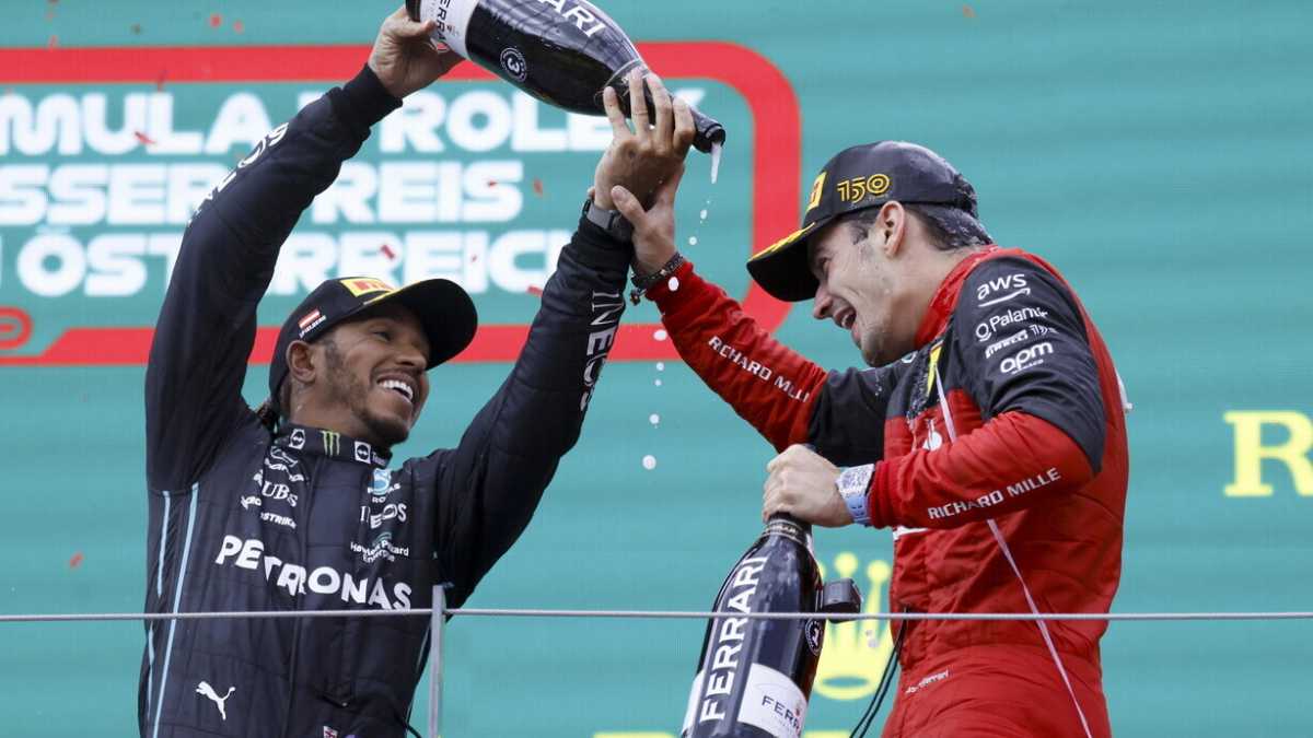 Immagine di Hamilton e Leclerc in Ferrari, la coppia più bella del mondo