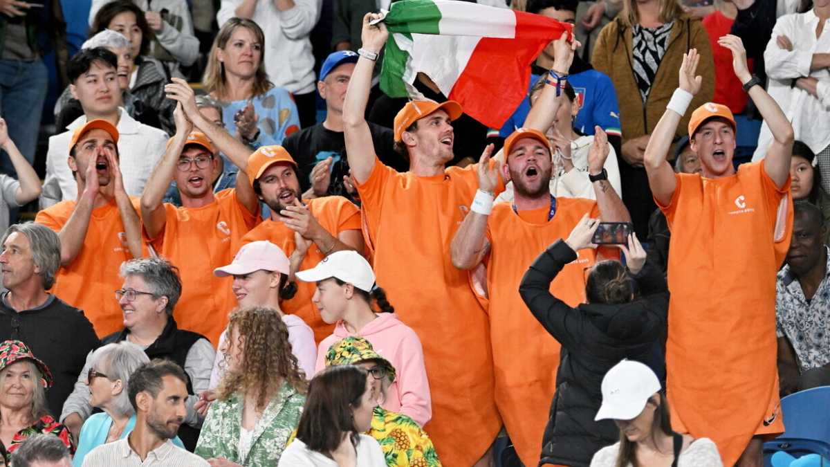 Immagine di Cosa c’è dietro i Carota Boys, sei amici che girano il mondo tifando Sinner