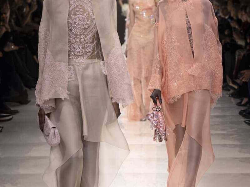 &nbsp;&nbsp;La moda &egrave; una cosa seria ma pu&ograve; anche diventare gioco, evasione e &ldquo;momento di sospensione&rdquo;, dice Giorgio Armani a Parigi<div>&nbsp;</div>