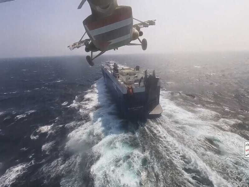  L'assalto della nave cargo Galaxy Leader a opera degli houthi a bordo di un elicottero (foto LaPresse)