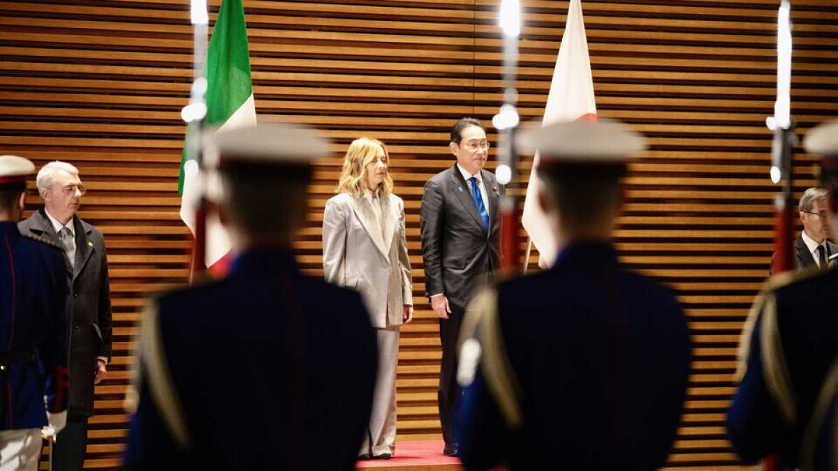 Immagine di Meloni vola a Tokyo e inaugura il G7. I guai del partner Kishida