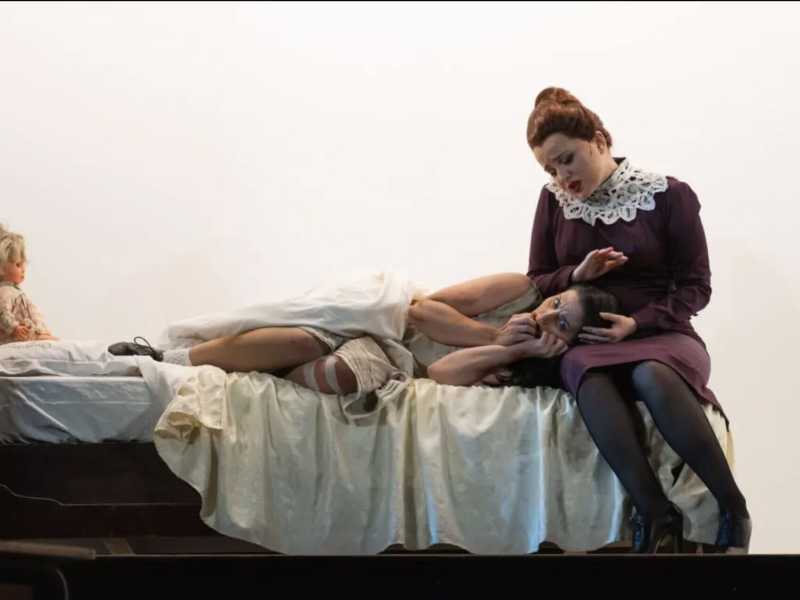 Emoke Baráth e Aleksandra Olczyk nel “Flauto magico” al Teatro dell’Opera di Roma (foto Fabrizio Sansoni-Opera di Roma 2024) <br />