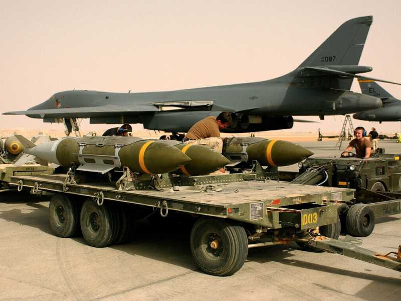Soldati americani si preparano a caricare un bombardiere B-1 (Cherie A. Thurlby/Aeronautica americana/Getty Images)&nbsp;<br />