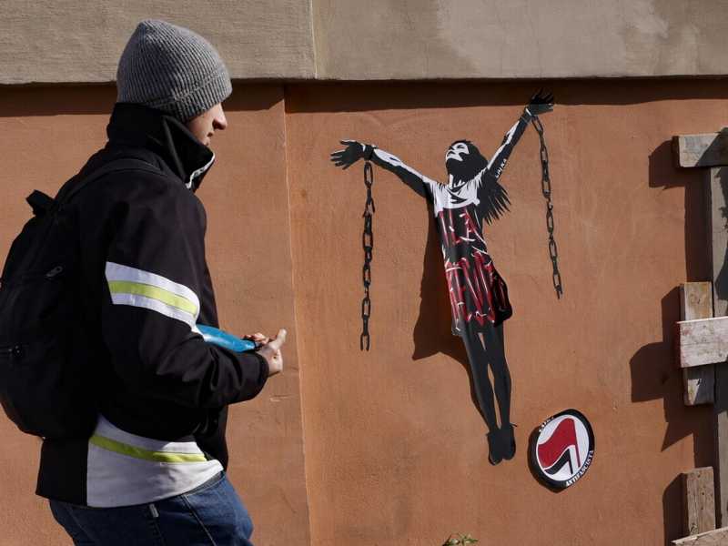 Salis, davanti all'ambasciata di Ungheria a Roma poster di Ilaria della street artist Laika (Ansa)<br />