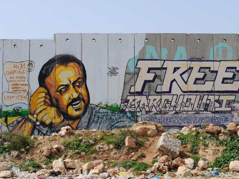 Murale dedicato a Marwan Barghouti sul muro del checkpoint di Qalandia - GettyImages&nbsp;