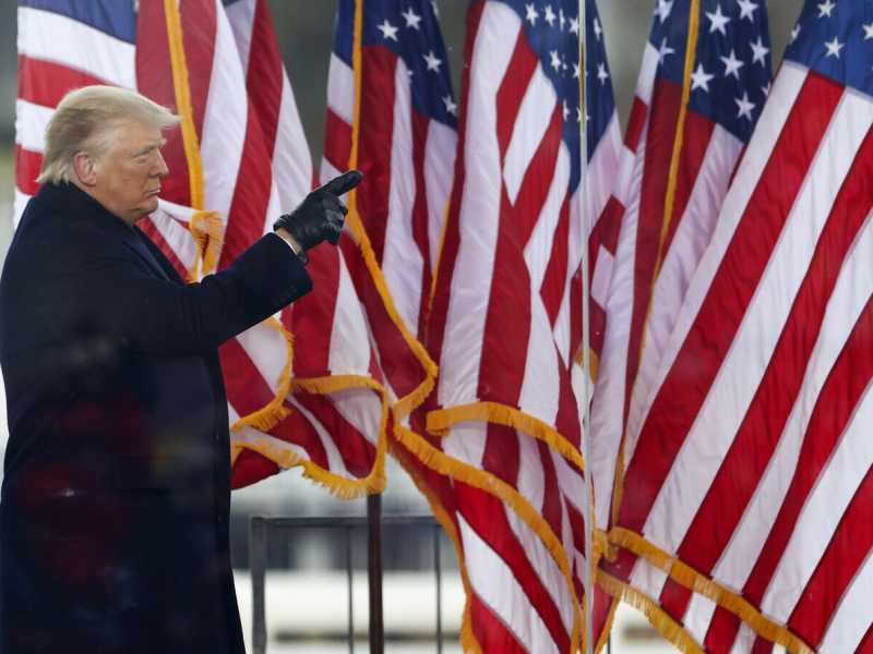 Donald Trump saluta la folla al raduno "Stop The Steal" il 6 gennaio 2021 a Washington DC (Foto di Tasos Katopodis/Getty Images) <br />