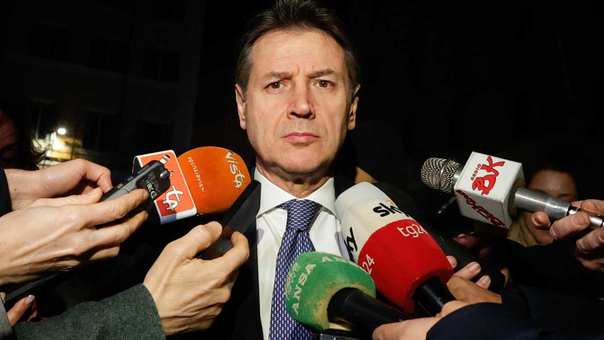Immagine di Il flop del convegno pacifista tra disertori e sparate. E Conte arriva alla fine