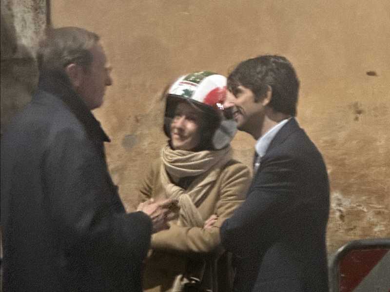 Il capannello Arianna Meloni-Donzelli-Fini. L'ex leader: "Adesso tocca a loro"