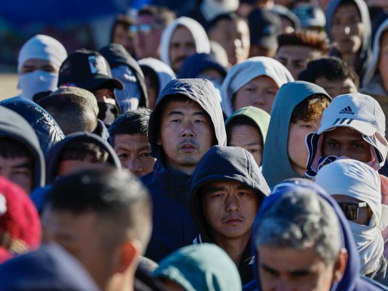 Sempre più cinesi passano il confine con l'America illegalmente. Motivi e complotti