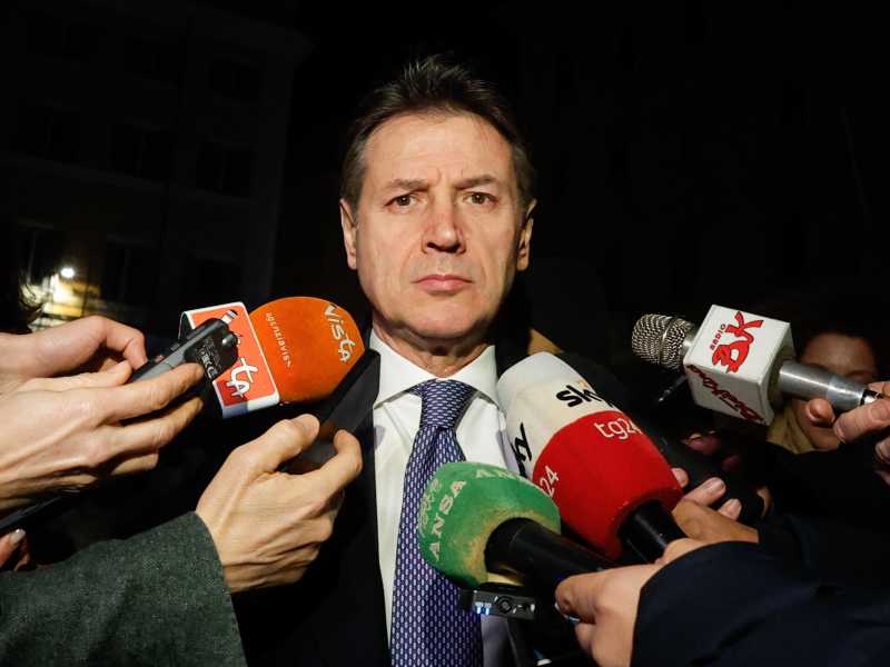 Il flop del convegno pacifista tra disertori e sparate. E Conte arriva alla fine