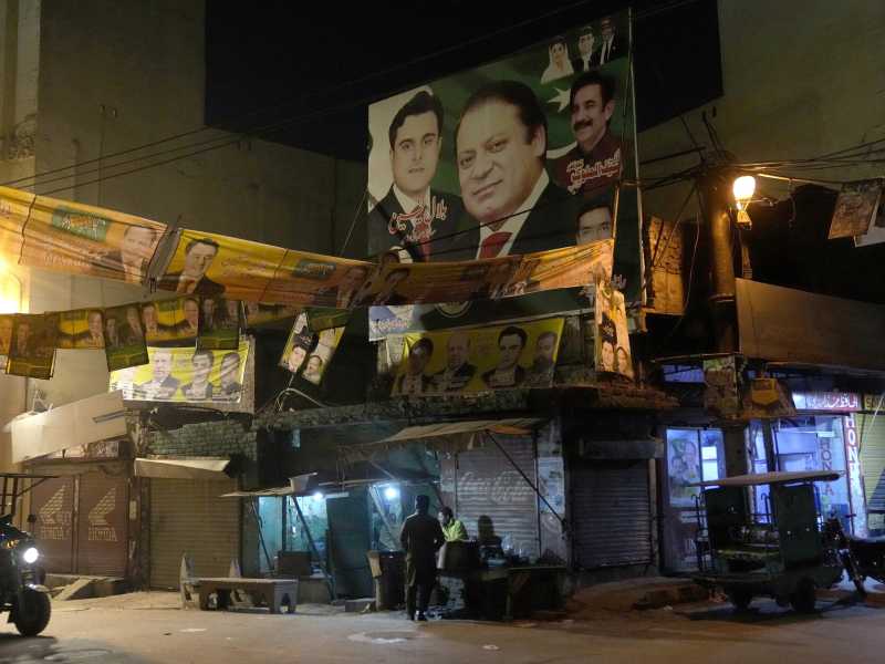 I manifesti della campagna elettorale di Nawaz Sharif in un mercato a Lahore, Pakistan, 5 febbraio 2024 (AP Photo/KM Chaudary)&nbsp;<br />