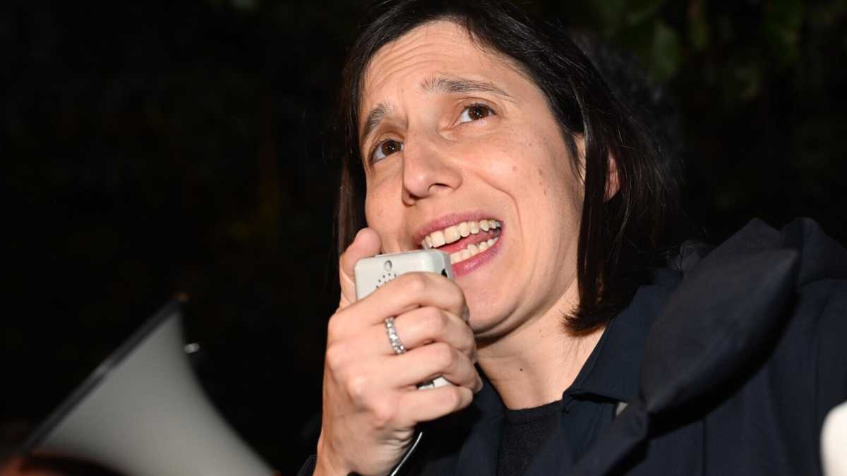 Immagine di Schlein contro TeleMeloni. Buio, risse, reduci. E tiramisù. Un gran carnevale a viale Mazzini
